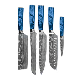 Shinrai Knives – Damascus Print Epoxy Saphir 5-teiliges Messerset – Kochmesser + Brotmesser + Nakiri + Santoku + Schälmesser Shinrai Knives - Damascus Print Epoxy Sapphire 5-delige Messenset - Koksmes + Broodmes + Nakiri + Santoku + Schilmes Messenset Shinrai Knives